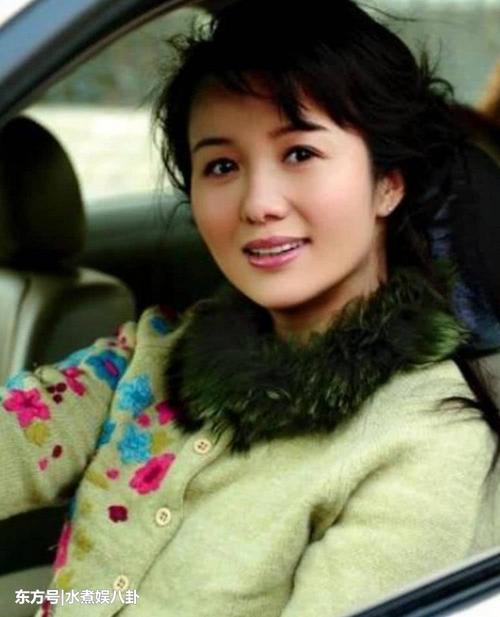 杜淳晒和亲生母亲杨丽的温馨合影