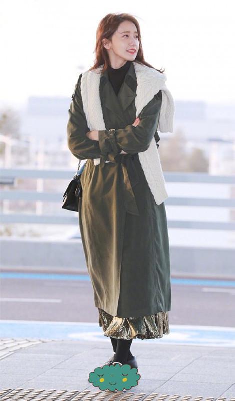 林允儿穿军绿色大衣现身,把毛衣当围巾,私服显大气又时髦!
