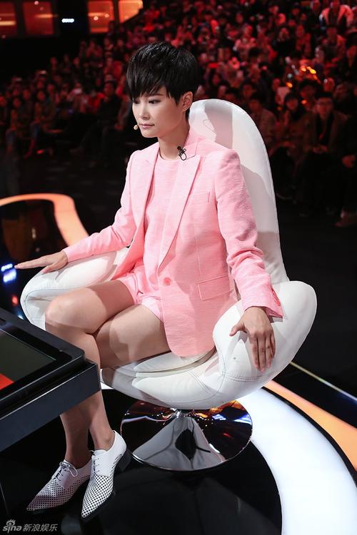 组图:李宇春创粉色热裤大秀美腿 改走性感路线