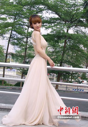 柳岩惊艳音乐风云榜 四易其服尽显性感(组图)(5)