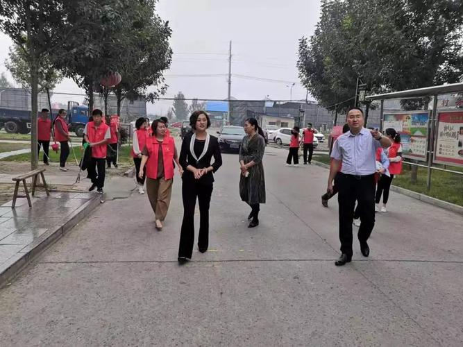 县政协副主席文化和旅游局局长储艳丽到27网格督导检查创城工作