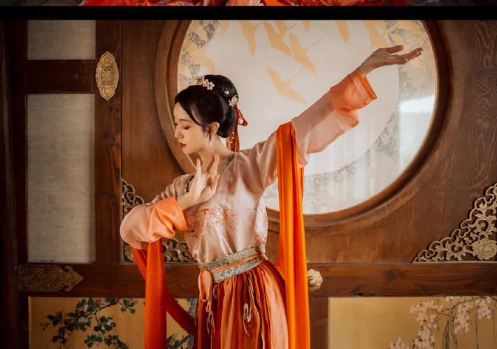 汉服写真 舞转回红袖,歌愁敛翠钿.犹如仙女飞天