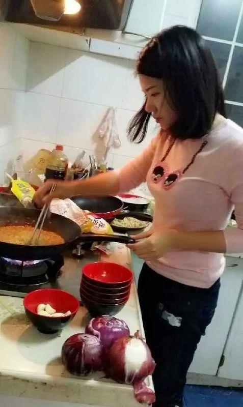 这 张拍的最为真实,目测应是36c