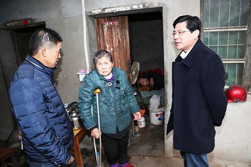 枞阳县横埠镇走访慰问贫困村民