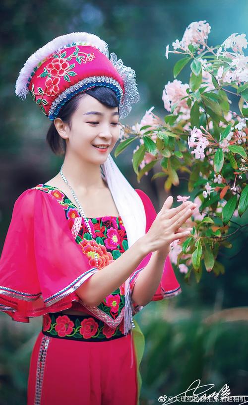 自古苍山一幅画白族姑娘就是画中画