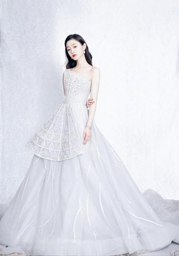 宋轶这a4腰也太细了,把扇子穿在身上,看起来像个纸片人