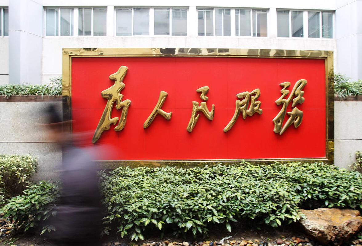 窑洞前弯腰添柴的身影,是延安最朴素的注解