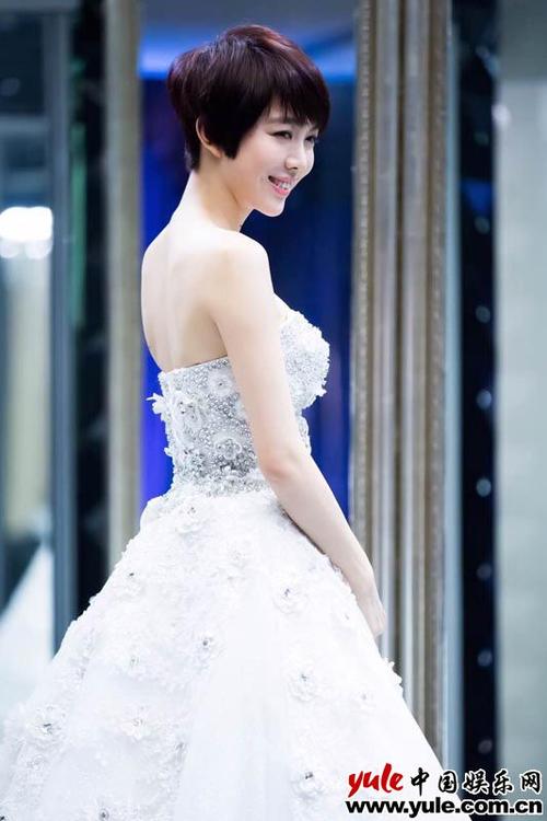 姜妍《岳父》纯美婚纱照曝光 俏皮演绎甜美短发新娘