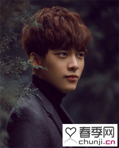 这一款李易峰的一款烫发发型,厚重的头发烫的很有纹理,蓬蓬的卷发