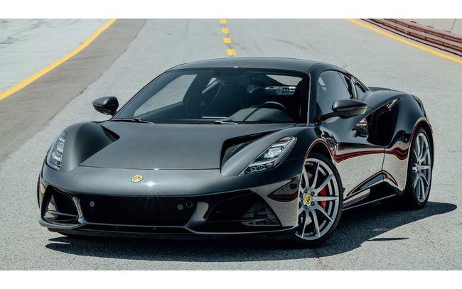 莲花汽车发布了一段由前f1车手简森巴顿驾驶的全新跑车莲花emira