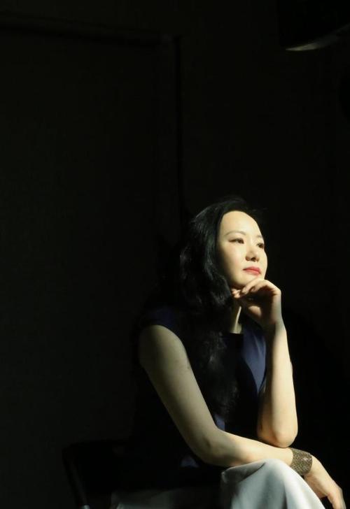 咏梅气质优雅!白色西服搭条纹衬衫马甲,温柔沉稳美得大气