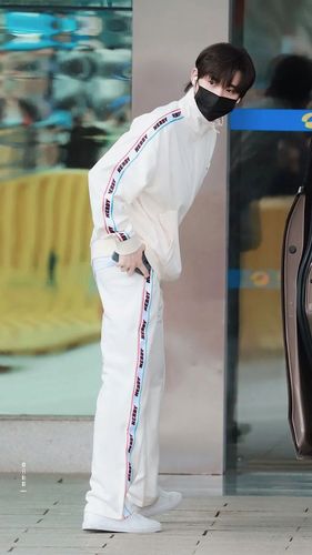 丁程鑫白色运动装录制快本,爱豆们的运动look谁最元气