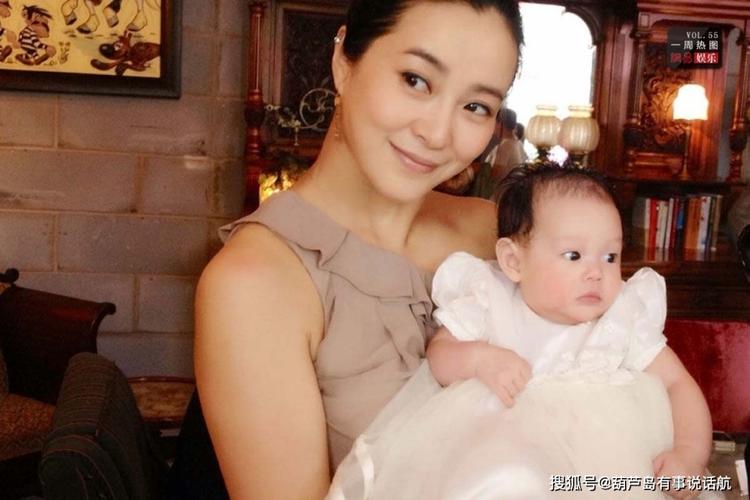 58岁罗嘉良全家照老婆是女演员苏岩女儿长发飘飘大眼睛迷人