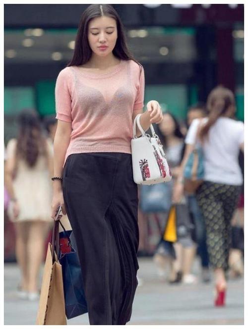 街拍粉色半透明上衣搭配和黑色裙子成熟女人的魅力