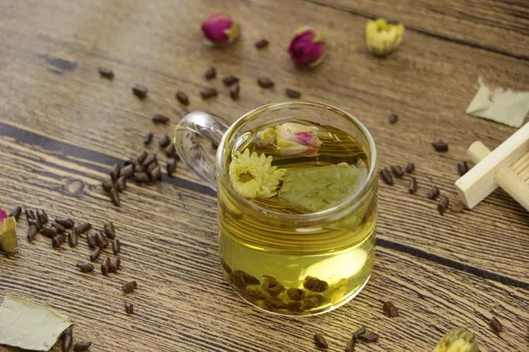 气候干燥,极易引发眼干眼涩等各种眼疾症状,很多人喝起决明子茶.