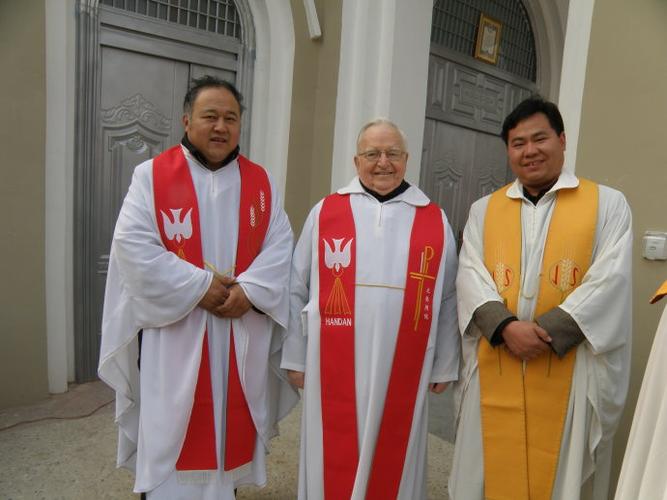 与欧天乐神父在一起