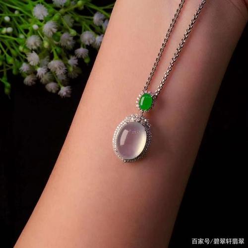 翡翠高冰蛋面吊坠欣赏一下