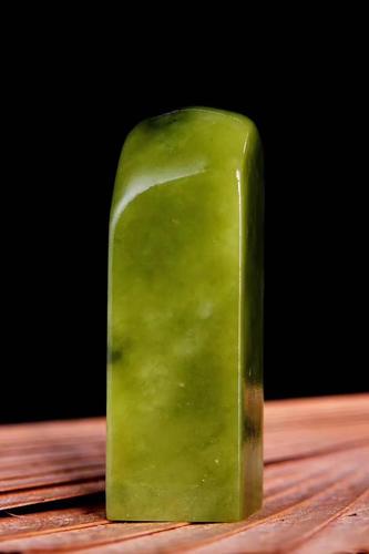 绿田黄石真品图片!什么是寿山月尾艾叶绿呢?一条苦瓜胜田黄值几百万?