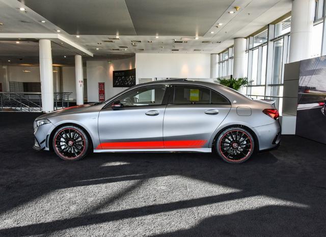 最低配的奔驰amga35l也要4398万不过动力确实不弱