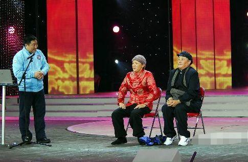 从"小品女王"到被喊"滚出春晚",蔡明到底做错了什么