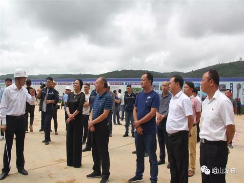 市交通运输局党组书记,局长马金鸿等市相关领导以及峨山县领导王勇