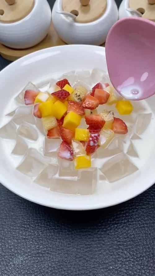 这么热的天吃一碗冰冰凉凉的白凉粉非常的舒服