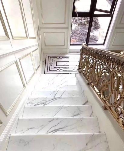 鱼肚白大理石让整个空间都变得简练,干净的纹理也让视觉得到扩张;让