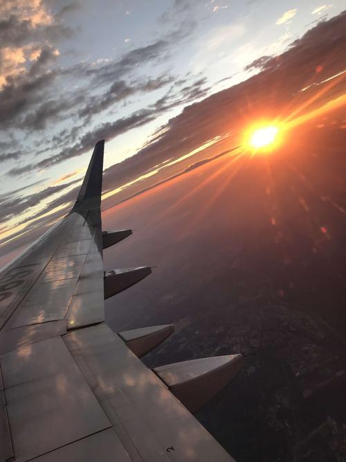 旅途最灿烂的起点一一隔着飞机看日出