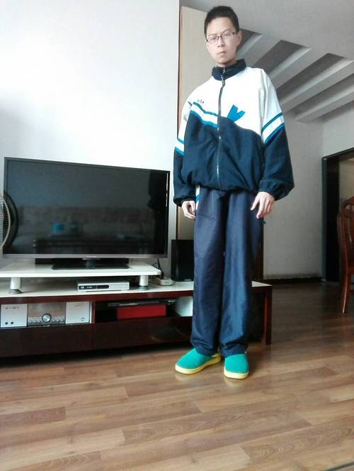 男生身高174cm, 脸长18cm,脸宽12cm,算短吗?