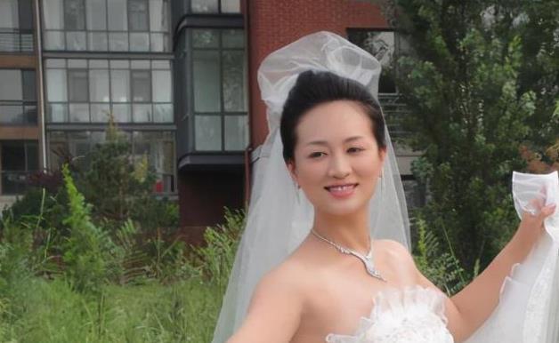 两人第1次见面,涓子的老公便对娟子一见钟情,然而两人之间却有着10岁