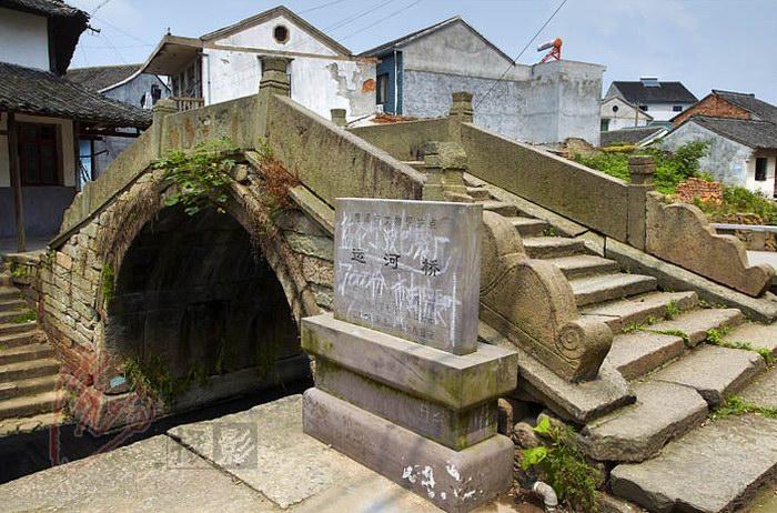 运河桥位于慈溪市观海卫镇的省历史文化保护区鸣鹤古镇