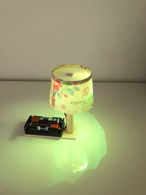 手工制作了一个简单的台灯.