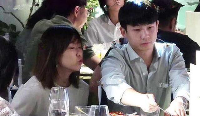 恭喜白举纲官宣承认已婚妻子是圈外人正面照曝光甜美可爱