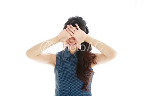 照片素材(图片): 日本女性谁蒙住眼睛