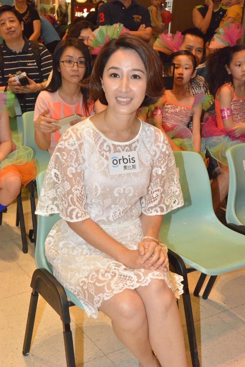 原创56岁的关咏荷气质全开穿一袭蕾丝小白裙亮相活动减龄又洋气