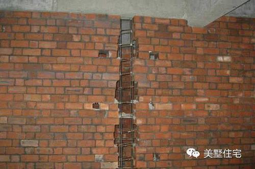 农村自建房如果构造柱没有马牙槎,钢筋就没法吃力,建房一定要注意