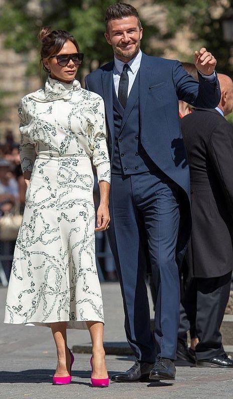 彻底暴露出贝嫂的时尚审美,过长的半裙拉低贝嫂的身高,秒变五五