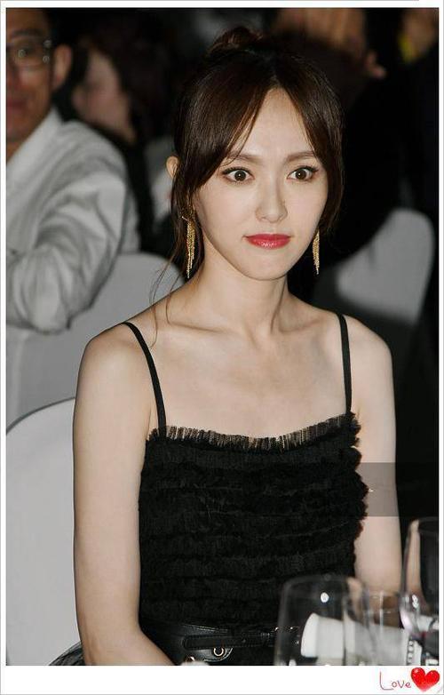 看了唐嫣的锁骨,再看看宋茜,网友:终于知道丰腴和苗条