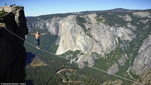 奥地利钢丝超人高空走钢索 令人惊出冷汗(图)