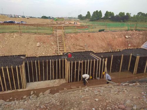 p5#墩北半幅承台,系梁绑扎钢筋,测量复核