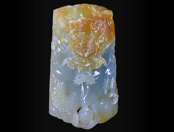 精通浮雕,立体,镂空等多种玉石雕刻手法的玉雕大师贾冠阳