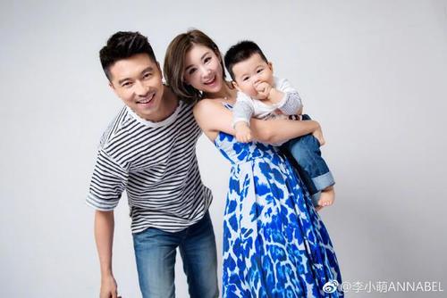 李小萌33岁生日,老公王雷晒全家福庆生,儿子雷萌德都这么大了