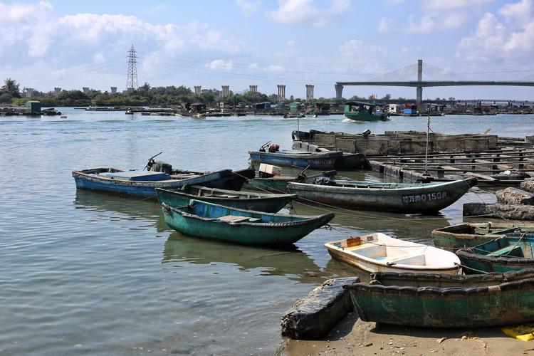 这里是港北码头,由此乘船可达对面盐墩村,直通内海南部的海角大花角