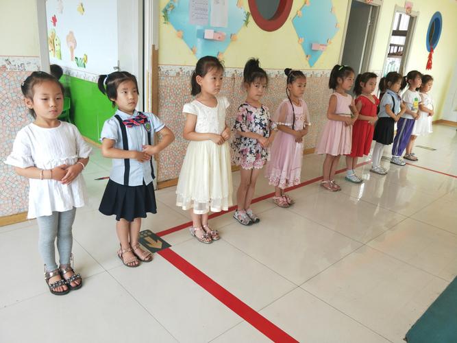 快乐成长幼儿三部大班小朋友站姿训练