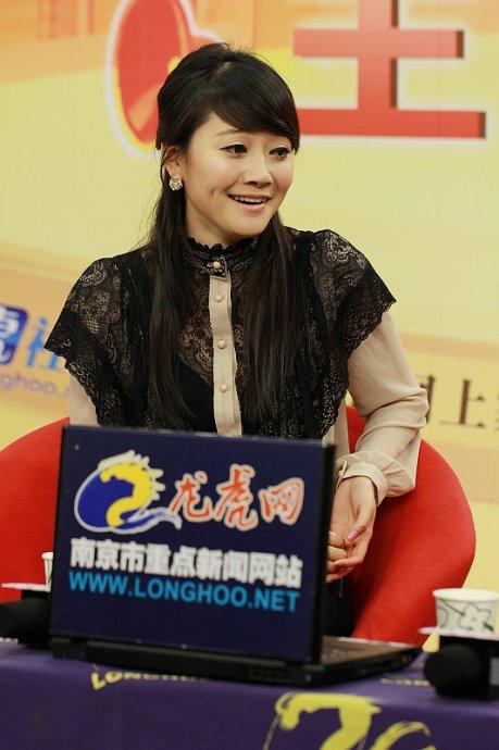 江苏综艺频道《震撼一条龙》美女主持人天天(纪莹莹)的表情和肢体语言