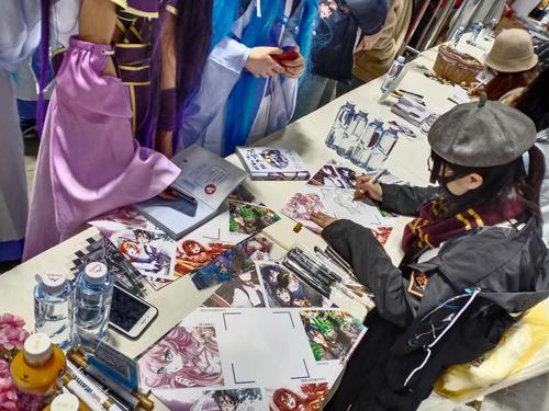 人气漫画家凌宇沫于重庆梦乡动漫展现场举办签售会