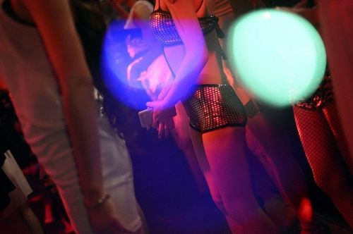 济南市泉城广场附近一家酒吧内,女孩在夜店舞池中跳舞.