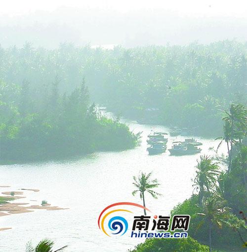 水口港位于陵水河出海口.