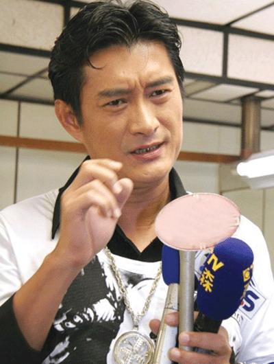 黄安李敖微博截图凤凰娱乐讯据台湾媒体报道,作家李敖常对社会现况