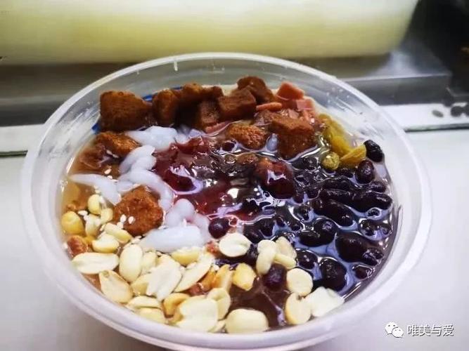 玫瑰糍粑冰凉粉,这个挺有特色,在四川,重庆,贵州,福建都很盛行,配料和
